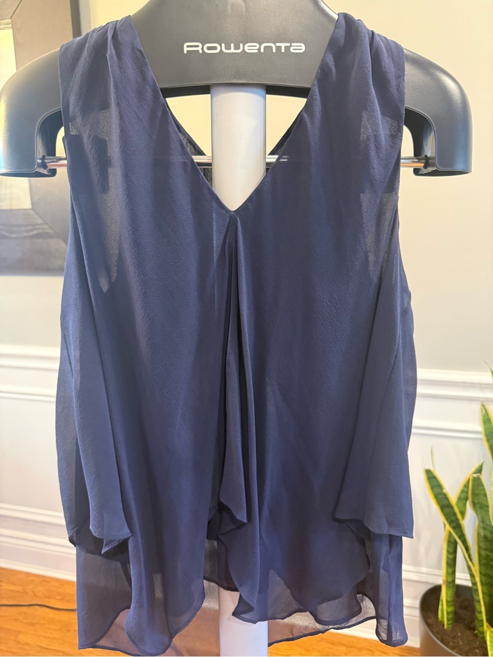 Aritzia Babaton 100% Silk Sleeveless Navy Blue V-Neck Tiered Blouse Top M